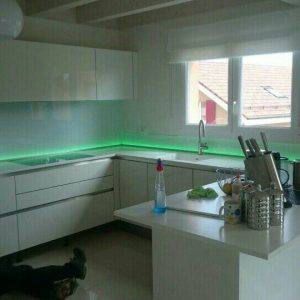 Crédence en verre avec LED - Vitrerie DAVID Sàrl - Yverdon-les-Bains