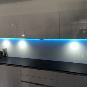 Crédence en verre avec LED - Vitrerie DAVID Sàrl - Yverdon-les-Bains