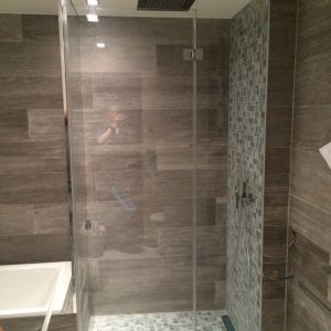 Paroi de douche fixe et pivotante - Vitrerie DAVID Sàrl - Yverdon-les-Bains