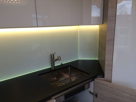 Crédence en verre avec LED - Vitrerie DAVID Sàrl - Yverdon-les-Bains