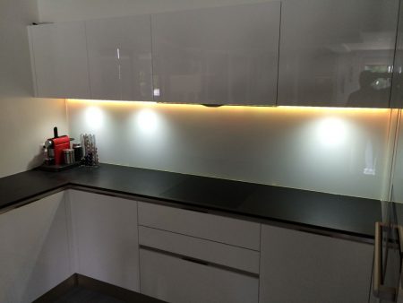 Crédence en verre avec LED - Vitrerie DAVID Sàrl - Yverdon-les-Bains