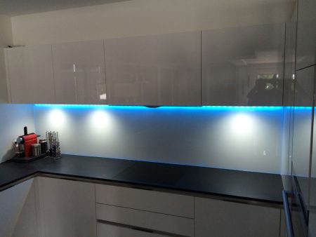 Crédence en verre avec LED - Vitrerie DAVID Sàrl - Yverdon-les-Bains