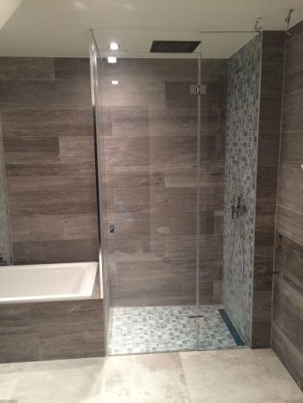Paroi de douche fixe et pivotante - Vitrerie DAVID Sàrl - Yverdon-les-Bains