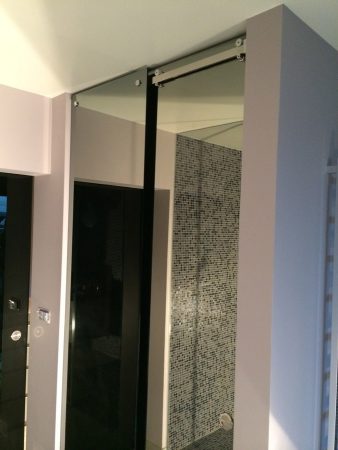Porte coulissante en miroir - Vitrerie DAVID Sàrl - Yverdon-les-Bains