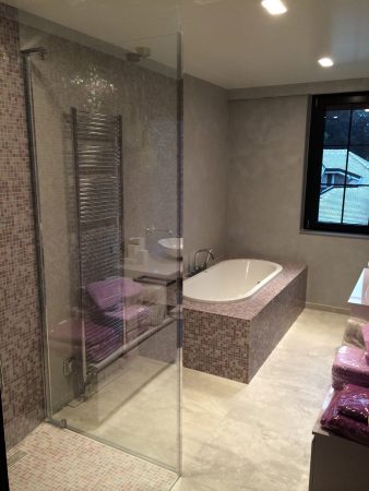 Paroi de douche fixe et pivotante - Vitrerie DAVID Sàrl - Yverdon-les-Bains