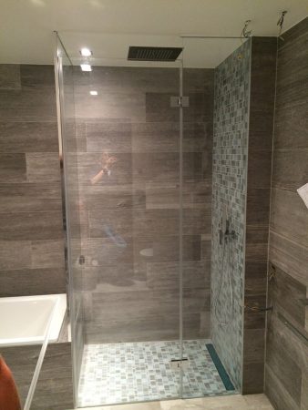 Paroi de douche fixe et pivotante - Vitrerie DAVID Sàrl - Yverdon-les-Bains